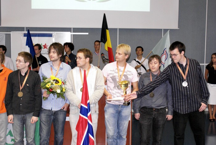 Mellom fornøyde Norske gutter har her fått sine bronsemedaljer. Vi gratulerer!